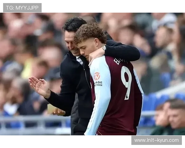 维拉绝杀西汉姆后，教练组冲入场内拥抱球员