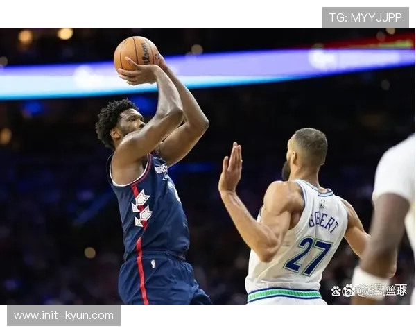 恩比德复出首战掩面倒地,76人球迷起立鼓掌致敬 恩比德复出首战掩面倒地,76人球迷起立鼓掌致敬